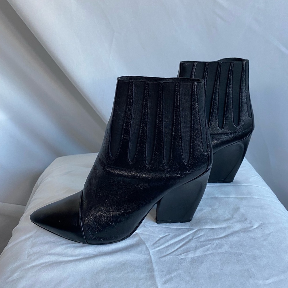 Elegant Black leather Ankle Boots